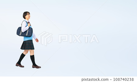 Female student in uniform walking, cropped full body photo 108740238