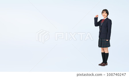 穿著制服的女學生擺出勇敢的姿勢 — 裁剪後的全身照片 穿著制服的女學生擺出勇敢的姿勢 — 裁剪後的全身照片 108740247