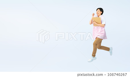 穿著圍裙跳躍的女人,保育員,護理員,裁剪全身照片 穿著圍裙跳躍的女人,保育員,護理員,裁剪全身照片 108740267