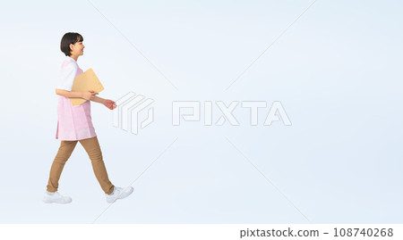 穿著步行圍裙的女人、托兒所老師、護理師、剪出全身照片 108740268
