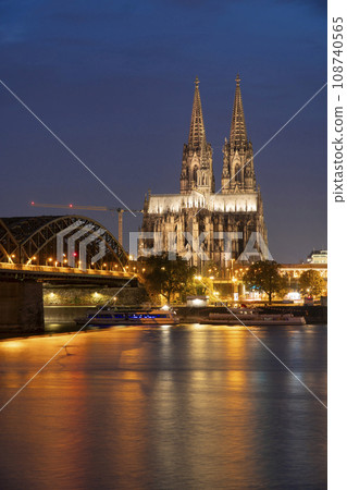 Cologne Cathedral and Hohenzollern Bridge in the evening 108740565