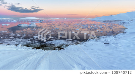 Midnight Sun - Weddell Sea - Antarctica 108740712