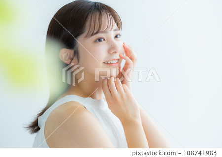 A woman who feels moisturized 108741983