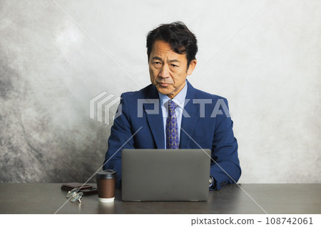 Businessman, middle-aged man, using a computer 108742061