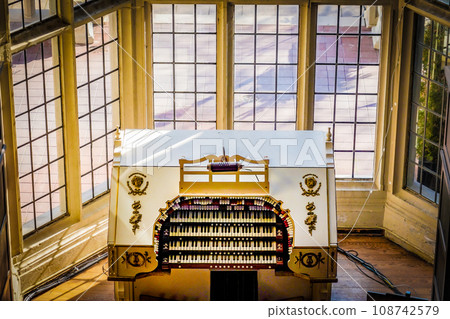 picture of pipe organ 108742579
