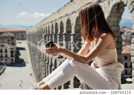 Tourist admire view of Roman Aqueduct. Segovia 108743119