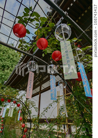 [奈良] 非常令人放鬆的寺廟，有大佛觀音、風鈴、燈籠、玫瑰和肥皂泡。 Cafe Ofusa的刨冰也很好吃。 108743417