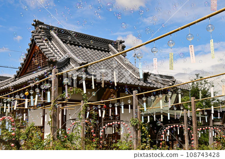 [Nara] A very relaxing temple with Ofusa Kannon, wind chimes, lanterns, roses, and soap bubbles. The shaved ice at Cafe Ofusa is also delicious. 108743428