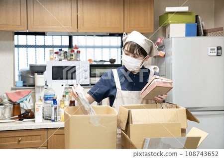 打掃衛生的女工 打掃衛生的女工 108743652