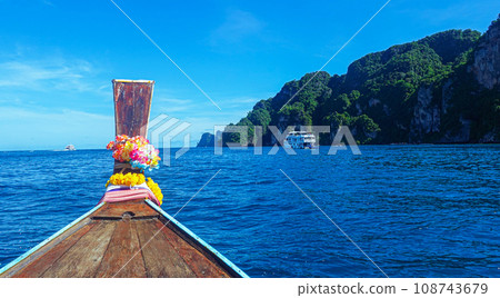 泰國皮皮島周圍的海洋和船隻 泰國皮皮島周圍的海洋和船隻 108743679