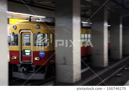 [KH] Keihan Main Line old 3000 series (limited express - 8-car train: Yodoyabashi ⇔ Demachiyanagi) 108746270