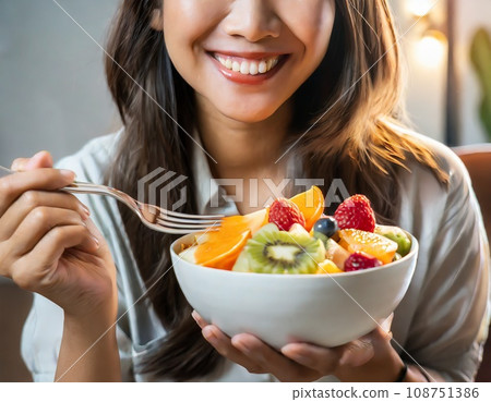 一個女人在吃水果 一個女人在吃水果 108751386