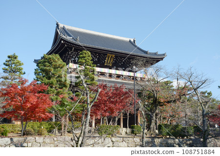 京都市左京區黑谷 秋天的近海光明寺 108751884