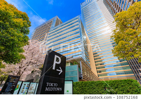 Tokyo, Minato-ku, Akasaka, Tokyo Midtown and cherry blossoms in full bloom 108752168