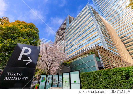 Tokyo, Minato-ku, Akasaka, Tokyo Midtown and cherry blossoms in full bloom 108752169
