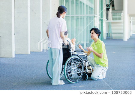 輪椅和護理人員的高級女子 輪椅和護理人員的高級女子 108753003