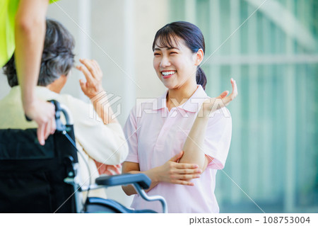 輪椅的資深婦女和年輕的護理人員 108753004