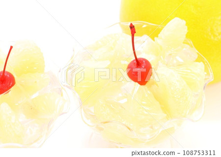 Glass jelly dessert using Tosa pomelo, bright background 108753311