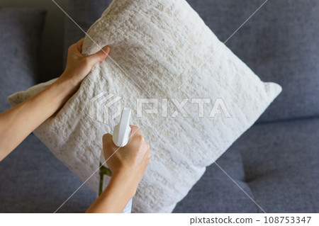 一個女人的手噴坐墊 一個女人的手噴坐墊 108753347