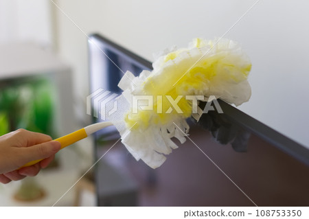 女人的手用方便的拖把清潔電視螢幕 女人的手用方便的拖把清潔電視螢幕 108753350