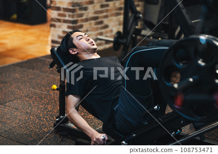 A man doing muscle training at a sports gym 108753471