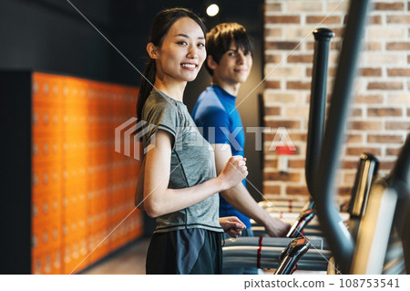 man and woman running at the gym 108753541