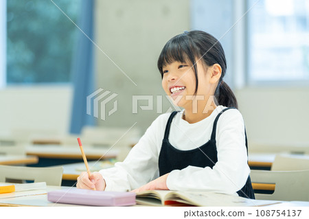 正在補習班學習的小學生。攝影合作:有明教育藝術專門學校 正在補習班學習的小學生。攝影合作:有明教育藝術專門學校 108754137