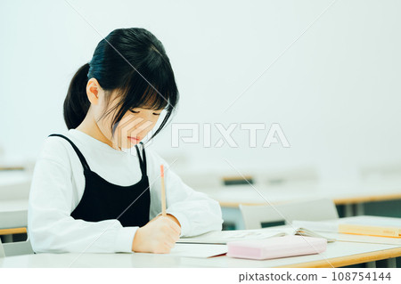 正在補習班學習的小學生。攝影合作：有明教育藝術專門學校 108754144