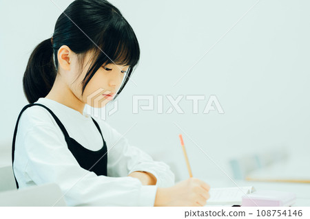 正在補習班學習的小學生。攝影合作：有明教育藝術專門學校 108754146