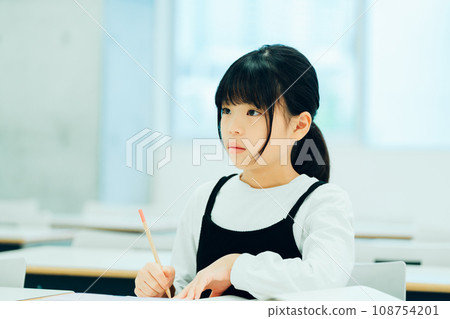 正在補習班學習的小學生。攝影合作:有明教育藝術專門學校 正在補習班學習的小學生。攝影合作:有明教育藝術專門學校 108754201