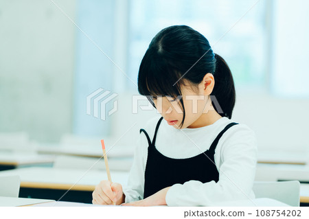 正在補習班學習的小學生。攝影合作:有明教育藝術專門學校 正在補習班學習的小學生。攝影合作:有明教育藝術專門學校 108754202