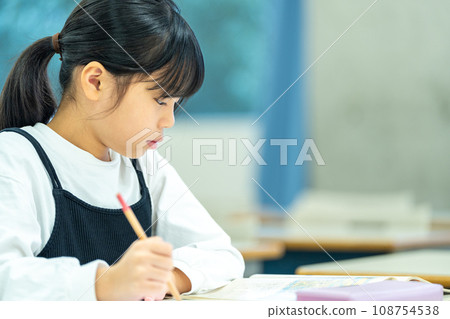 正在補習班學習的小學生。攝影合作:有明教育藝術專門學校 正在補習班學習的小學生。攝影合作:有明教育藝術專門學校 108754538