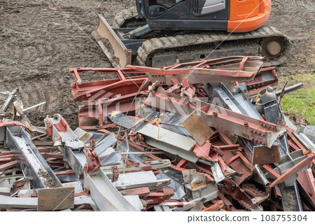 重型機械在拆除現場處理廢鋼 108755304