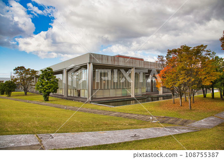 被秋葉染紅的圖書館 108755387