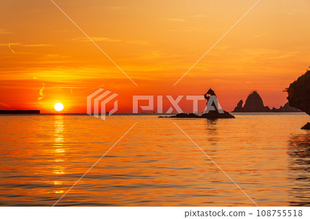 Japan's best sunset over Otago Beach, Nishiizu Town 108755518