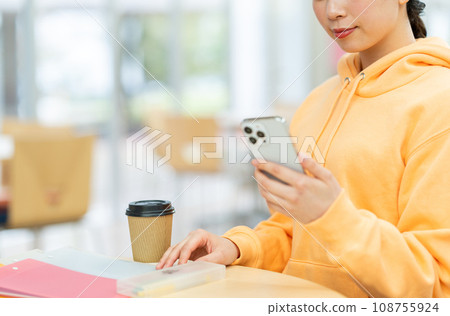 一名女大學生正在操作智慧型手機。攝影合作:有明教育藝術專門學校 一名女大學生正在操作智慧型手機。攝影合作:有明教育藝術專門學校 108755924