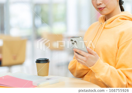 一名女大學生正在操作智慧型手機。攝影合作:有明教育藝術專門學校 一名女大學生正在操作智慧型手機。攝影合作:有明教育藝術專門學校 108755926