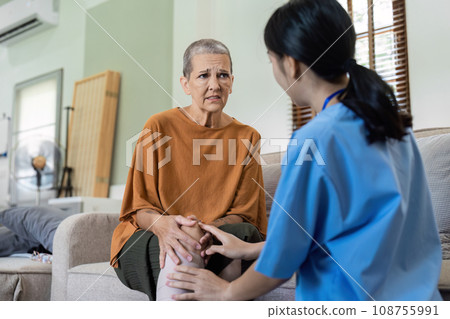 Elderly women have knee pain from osteoarthritis and have their symptoms examine by doctor for physiotherapy 108755991