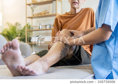 Elderly women have knee pain from osteoarthritis and have their symptoms examine by doctor for physiotherapy Elderly women have knee pain from osteoarthritis and have their symptoms examine by doctor for physiotherapy 108756006