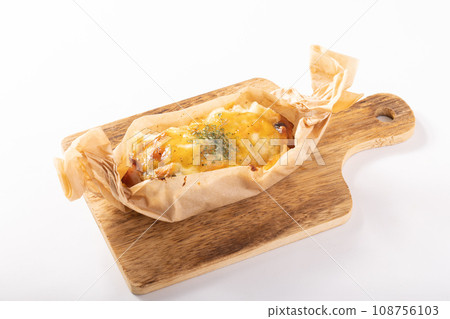 烤雞肉和馬鈴薯配奶酪 烤雞肉和馬鈴薯配奶酪 108756103