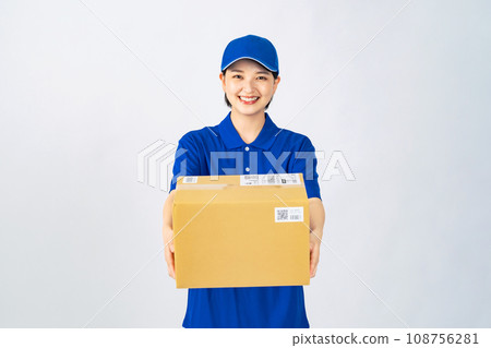 穿著工作服拿著行李的女人、送貨員、送貨員、工人 穿著工作服拿著行李的女人、送貨員、送貨員、工人 108756281