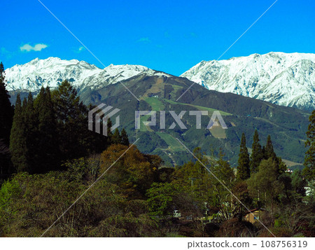 白雪皚皚的北阿爾卑斯山八方尾根滑雪場 108756319