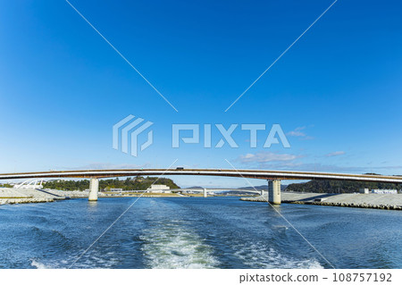 Wake, sun, waves, voyage Wake, sun, waves, voyage 108757192