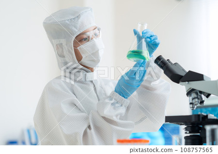 年輕女研究員在無塵室進行研發 108757565