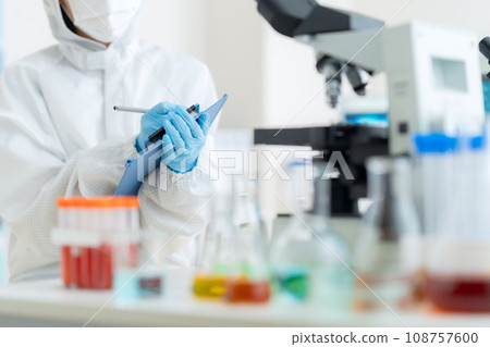 年輕女研究員在無塵室進行研發 108757600