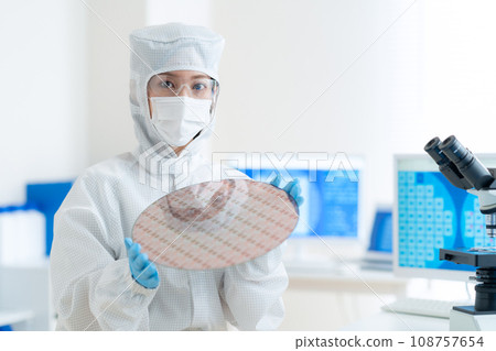 年輕女工程師在潔淨室檢查晶圓 108757654