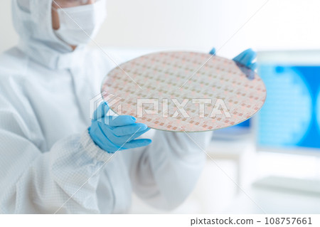 年輕女工程師在潔淨室檢查晶圓 108757661