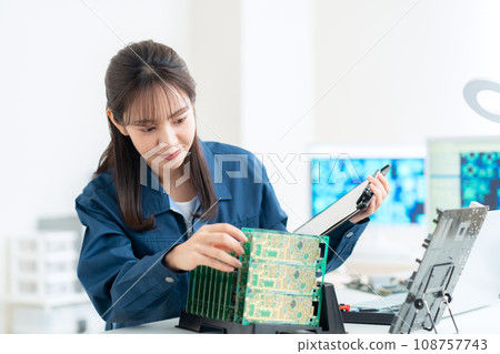 年輕女工程師檢查董事會 108757743