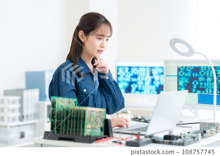 年輕女工程師檢查董事會 108757745