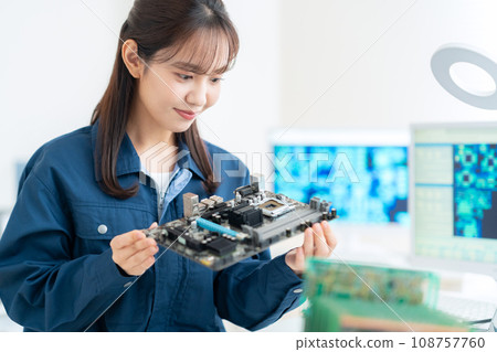 年輕女工程師檢查董事會 108757760